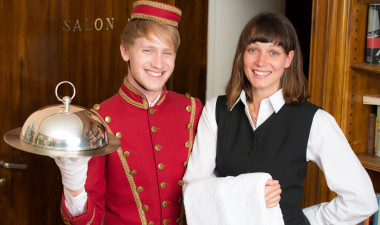 zwei Hotel-Auszubildende in typischer Uniform